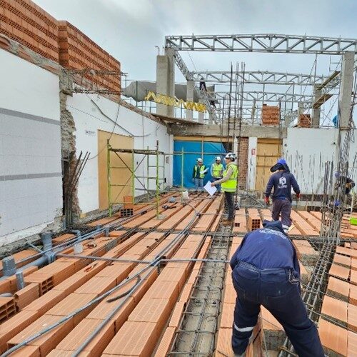 proyectos industriales - Planta industrial moderna con estructura metálica